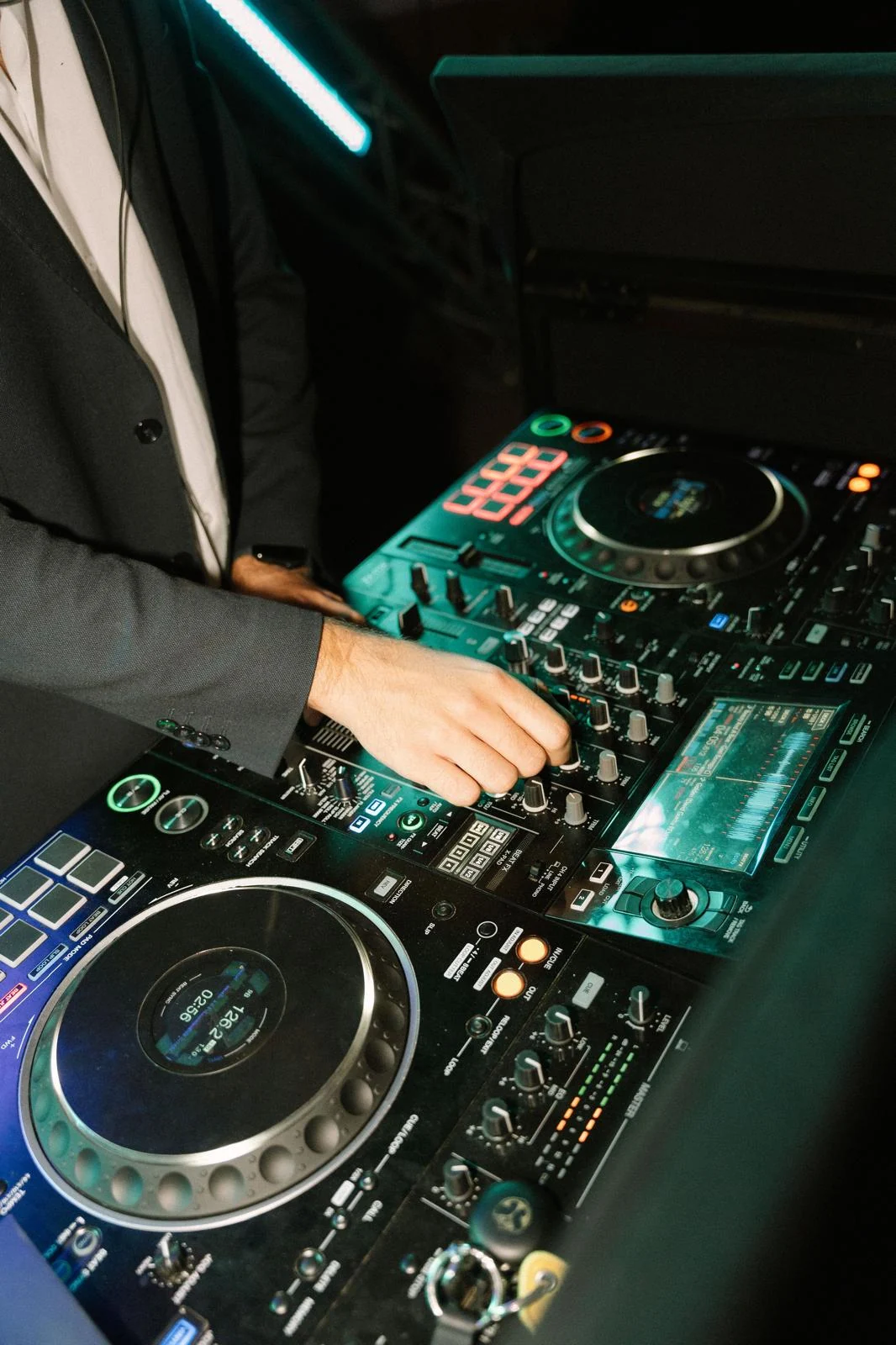 Detalle del equipo DJ de Pold Castin en cabina